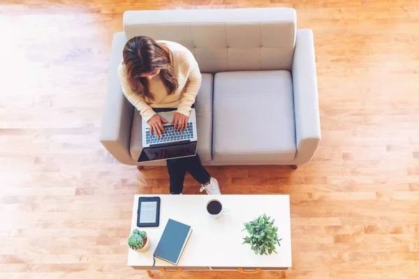 Jovem latina feliz usando seu laptop em casa — Fotografia de Stock