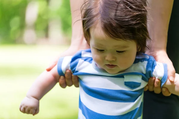 Baby pojke lära sig gå utanför — Stockfoto