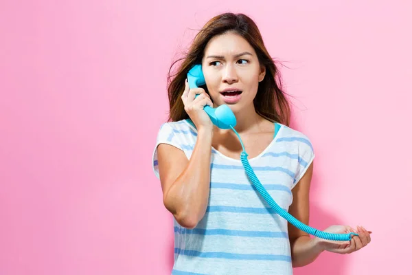 Giovane donna che parla sul vecchio telefono di moda — Foto Stock