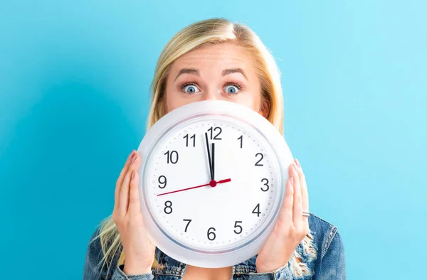 Mujer sosteniendo reloj — Foto de Stock