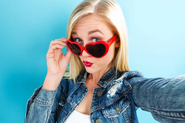 Young woman taking selfie — Stock Photo, Image