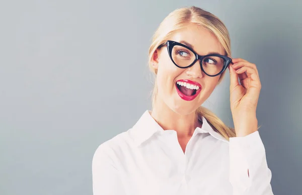 Ung affärskvinna i tankeväckande pose — Stockfoto