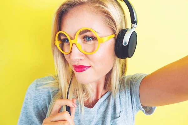 Mujer feliz con auriculares — Foto de Stock