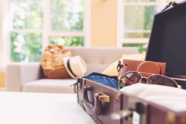 bavul ve giysileri ile sırt çantası