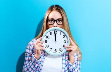 kadın tutarak saati