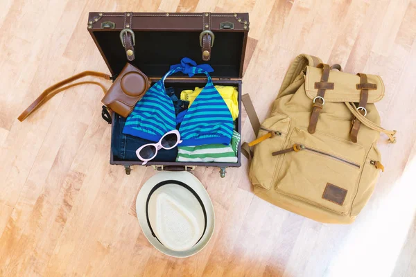 Maleta y mochila con ropa — Foto de Stock