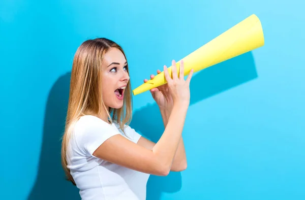 Mujer sosteniendo papel megáfono — Foto de Stock