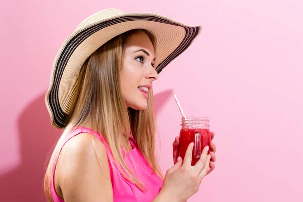 Junge Frau trinkt Smoothie — Stockfoto