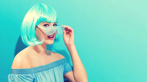 Bella donna in parrucca blu brillante — Foto Stock