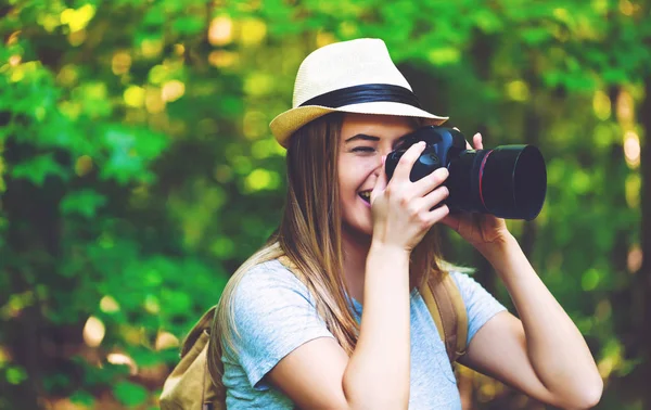 Kvinnlig fotograf med kamera — Stockfoto