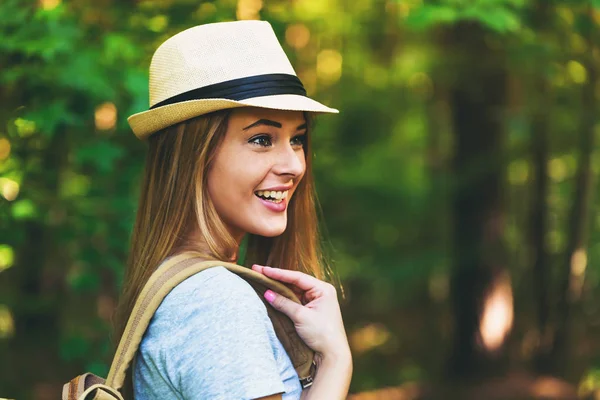 Jovem mulher na floresta — Fotografia de Stock