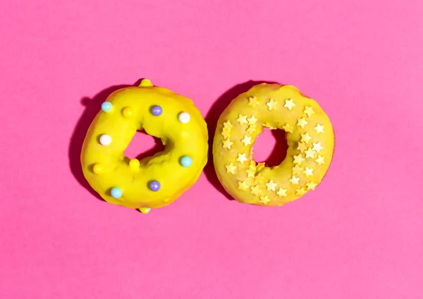 Kleurrijke geglazuurde donuts — Stockfoto