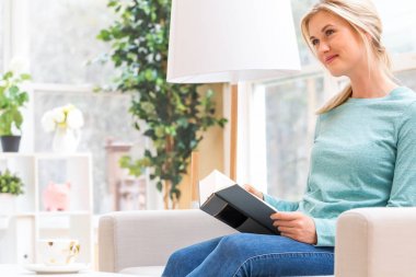 Kitap okuyan genç bir kadın
