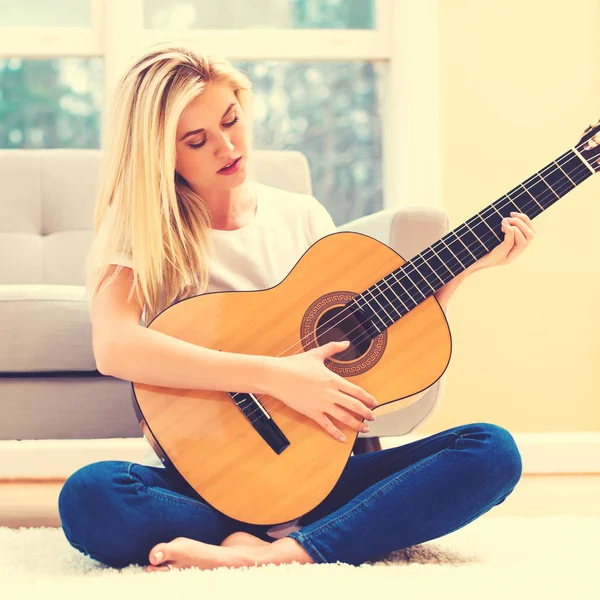 Žena hrající kytaru — Stock fotografie
