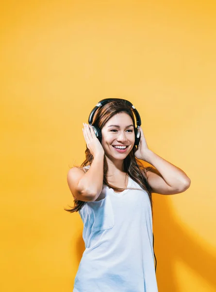 Mujer feliz con auriculares — Foto de Stock