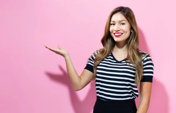 Femme avec un geste de la main — Photo