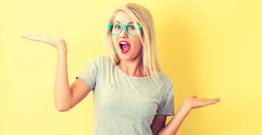 Gösteren bir el hareketi ile genç kadın