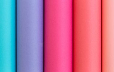 Bir kağıt ve renkli parlak rulo