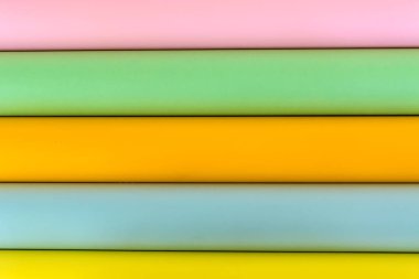 Bir kağıt ve renkli parlak rulo