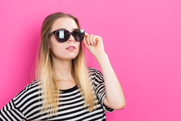 Mujer joven con gafas de sol — Foto de Stock