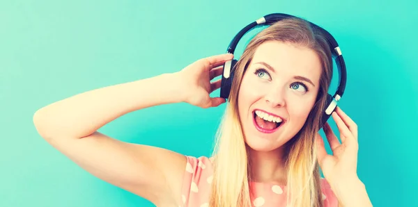 Glückliche junge Frau mit Kopfhörer — Stockfoto