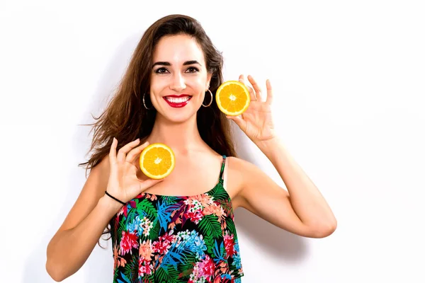 Feliz joven mujer sosteniendo naranjas mitades —  Fotos de Stock