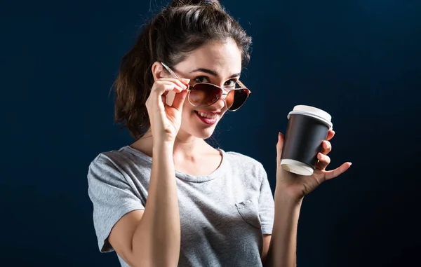 Glückliche junge Frau trinkt Kaffee — Stockfoto