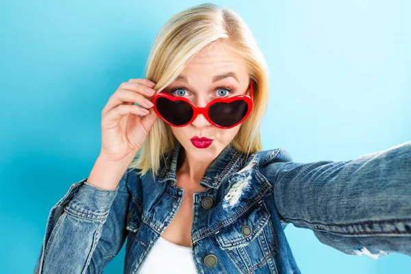 Genç bir kadın selfie çekiyor.