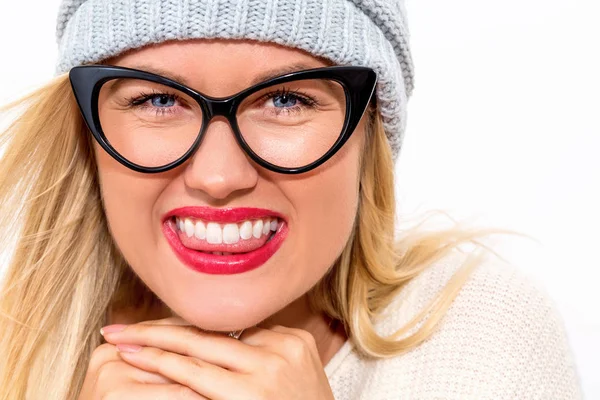 Kış kıyafetleri içinde mutlu genç bir kadın.