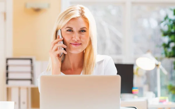 Jonge vrouw aan de telefoon — Stockfoto