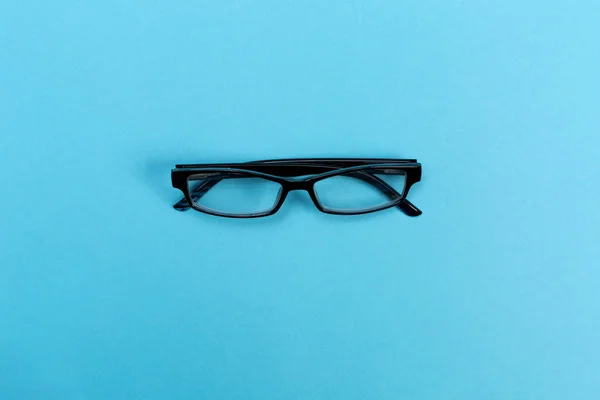 Eine Brille auf blauem Hintergrund — Stockfoto