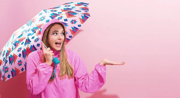 Joven feliz sosteniendo un paraguas —  Fotos de Stock