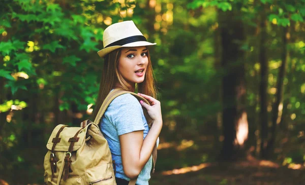 Jovem mulher na floresta — Fotografia de Stock