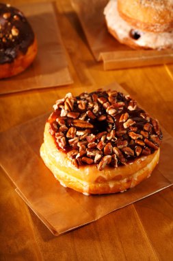 Çörek rustik ahşap arka plan üzerinde