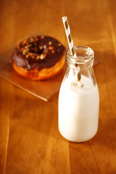 Donuts y leche — Foto de Stock