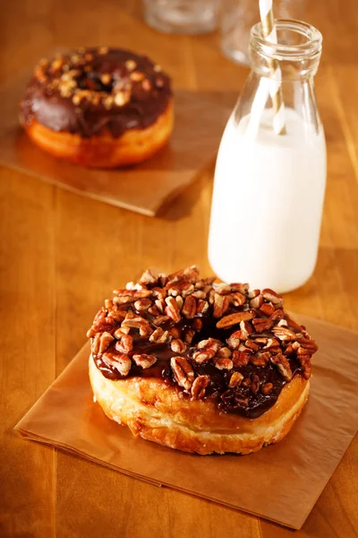 Donuts und Milch — Stockfoto