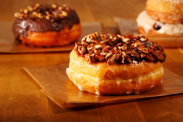 Donuts auf rustikalem Holzgrund — Stockfoto