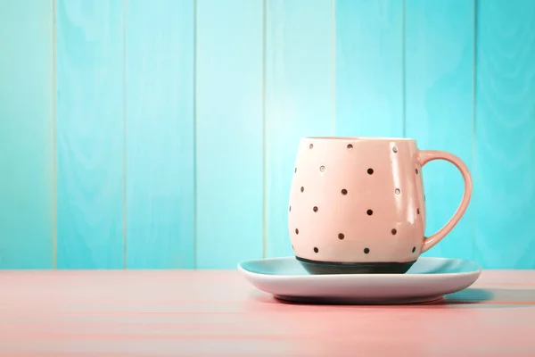 Koffiemok op helder roze en blauwe achtergrond — Stockfoto