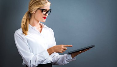 Tabletini kullanan genç bir kadın. 