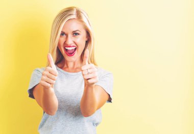 Kadın başparmağını kaldırıyor. 