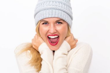 kış giysileri içinde bir kadın