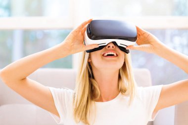 Sanal gerçeklik kulaklığı kullanan kadın