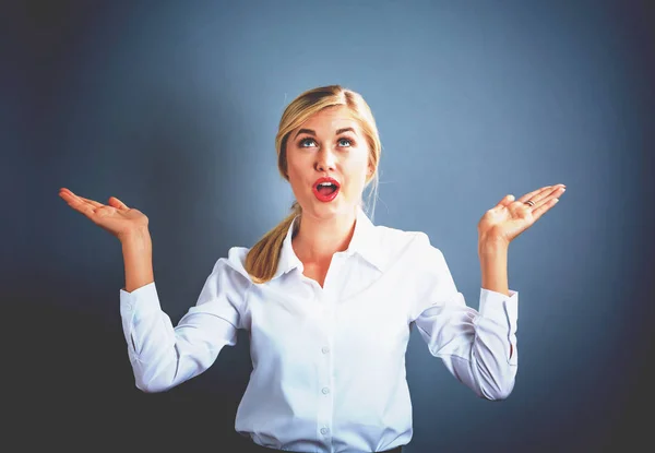 Mujer alcanzando y mirando hacia arriba — Foto de Stock