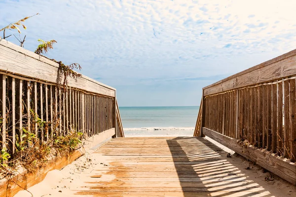 Drewniany chodnik na plaży — Zdjęcie stockowe