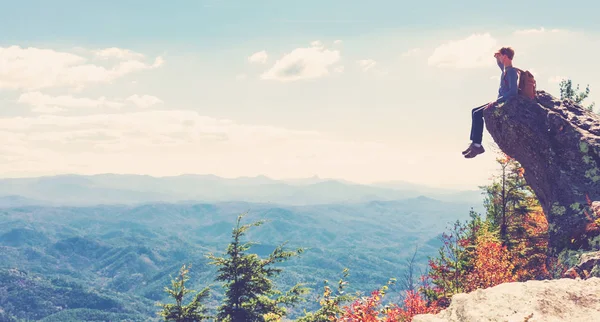 Man at edge of cliff — Stock Photo, Image