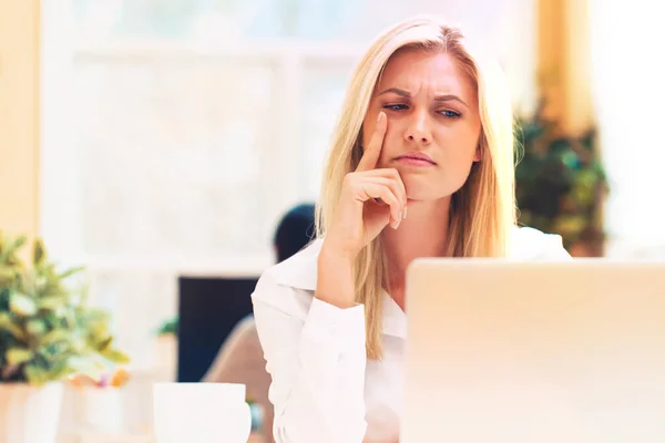 Vrouw aan het bureau — Stockfoto