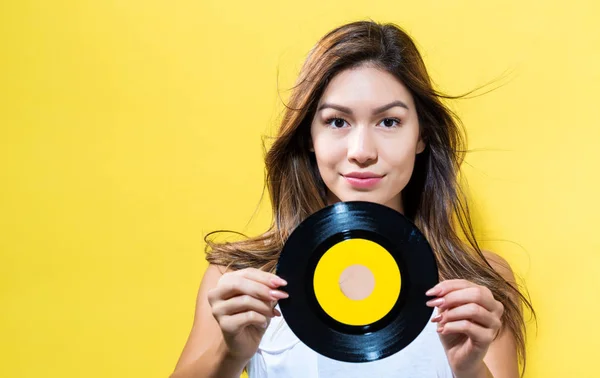 Mujer sosteniendo un récord — Foto de Stock