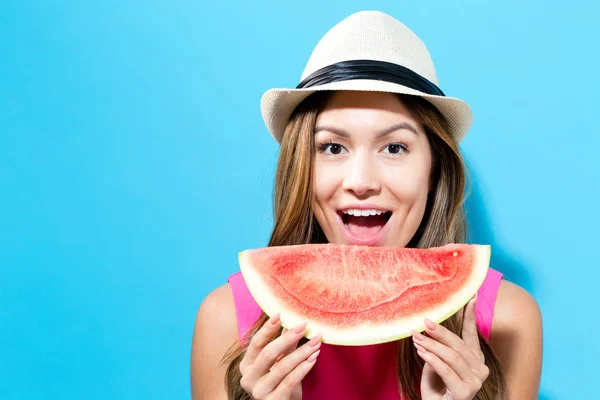 Vrouw bedrijf watermeloen — Stockfoto