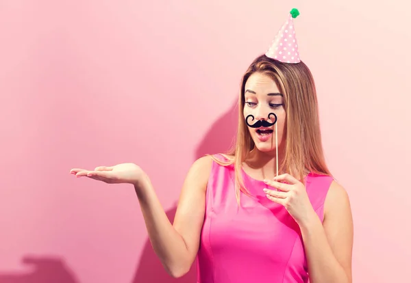 Donna con cappello da festa — Foto Stock