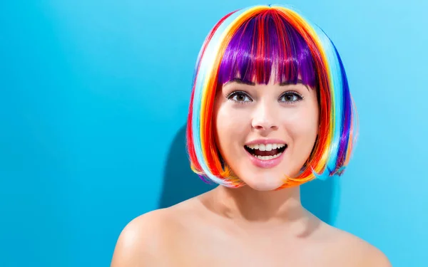 Kobieta w kolorowe peruki — Zdjęcie stockowe
